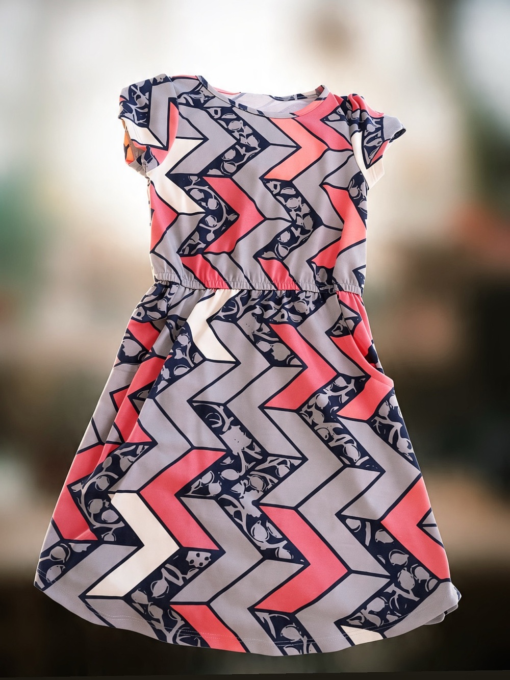 EUC LuLaRoe Girls Chevron Print Short Sleeve Dress | Coral Gray | Pockets